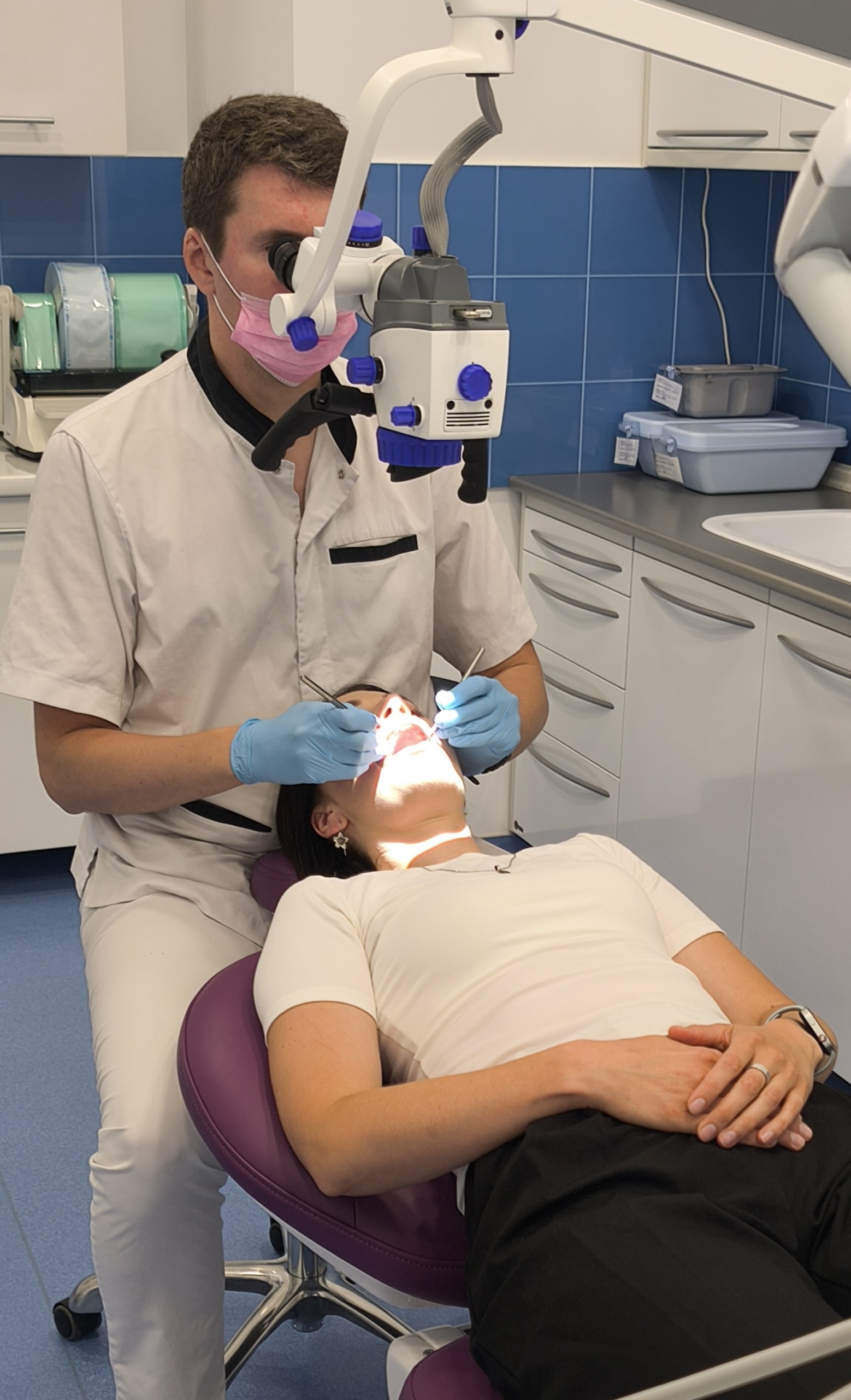 Лечение зубов под стоматологическим микроскопом в клинике Леодент